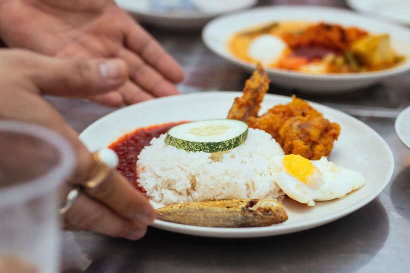 Singapore: Private Food Tour – 10 Tastings with Locals - Walking, trains, weather, and pace