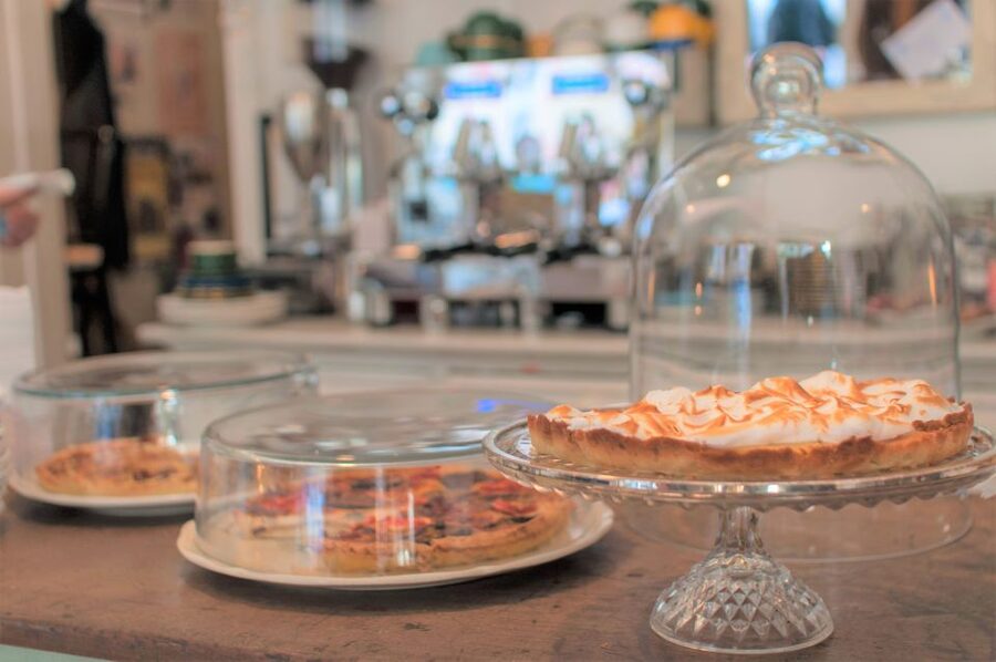 St. Pauli: Guided Food Tour with 5 Tastings - Bettina and the value of a local guide