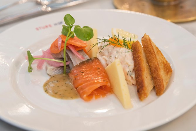 Stockholm: Food Tour - Walking through Kings Garden and central Stockholm