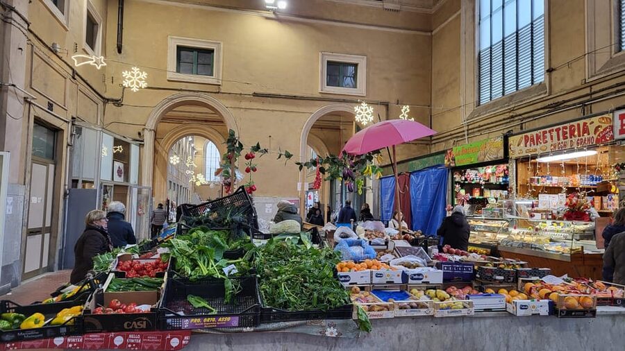Street Food Walking Tour: Discover Livorno’s Local Flavors - The first hour: streets, canals, and local context