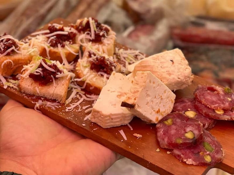 Syracuse: The Street Food Tour in Ortigia with a Local Guide - Dario’s guiding style and local connections