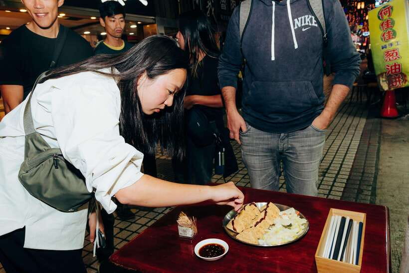 Taipei: Food Tours w/ Top 10 Taiwan Food (Breakfast/Dinner) - What the evening night-market tour adds