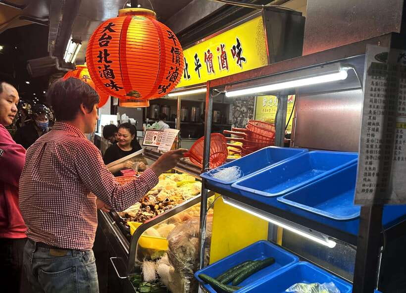 Taipei: Street Food & Hidden Eats Night Market Food Tour - Scallion pancake, basil, and the sweet finish