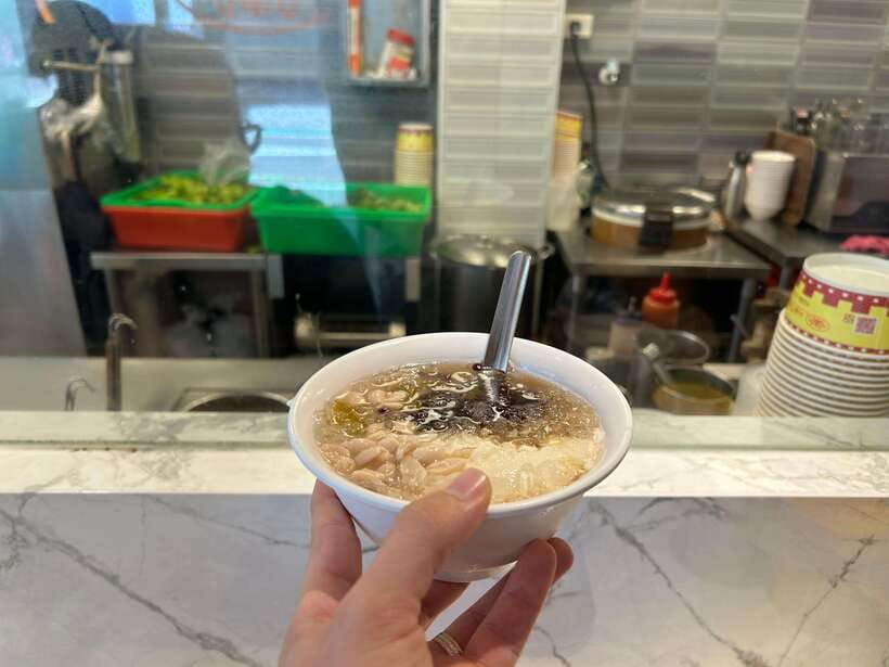 Taipei: Street Food & Hidden Eats Night Market Food Tour - What the guide adds to the meal