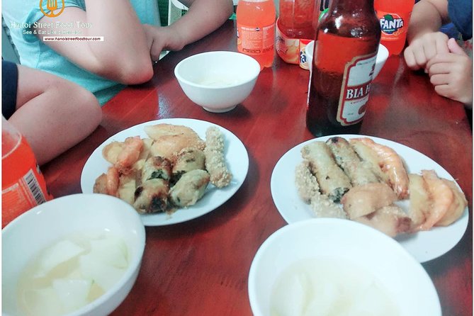 Tasting 8 Different Hanoi Street Foods at Noon Time - Why a lunchtime food walk works so well in Hanoi