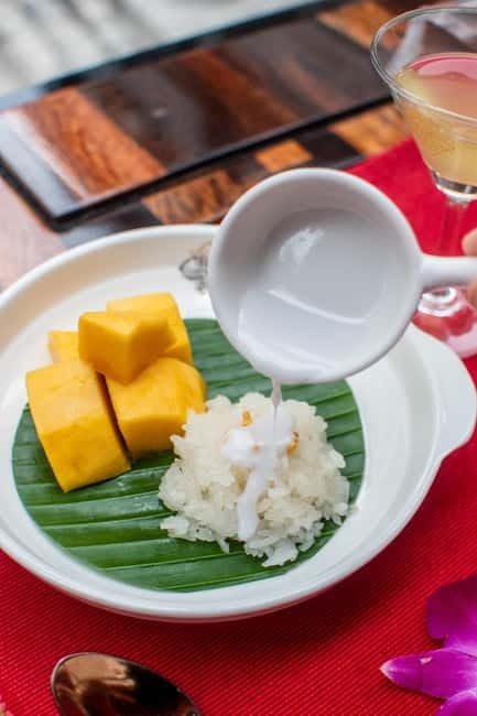 Thai Bus Food Tour Experience in Bangkok - Wat Pho, Wat Phra Kaew, and the Ministry of Defence