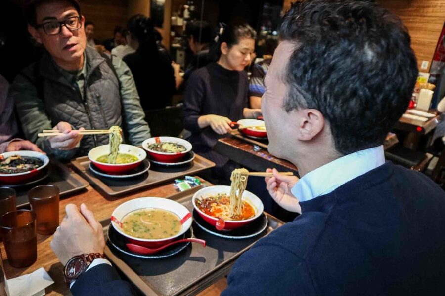 Tokyo: Ramen Tasting Tour with 6 Mini Bowls of Ramen - The guide makes the difference