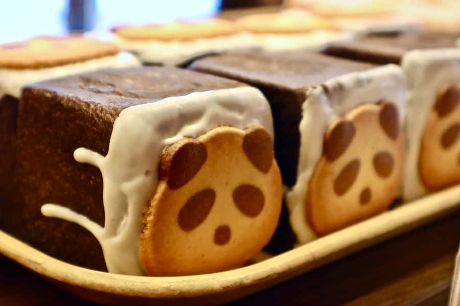 Tokyo: Secret Food Walking Tour - Fresh sushi as the first taste of Tokyo