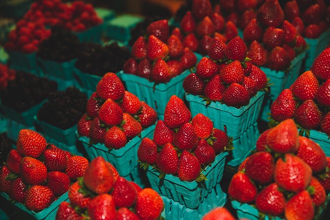 Toronto: St Lawrence Market Food Tour with 6 Food Tastings - What the guide adds to the food