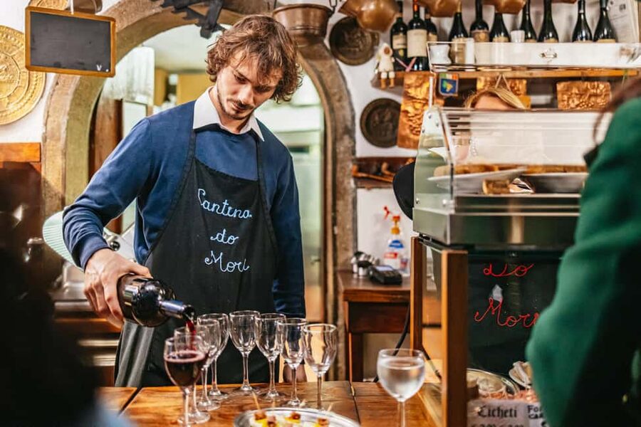 Venice: Rialto Market Food and Wine Lunchtime Tour - Cicchetti at an old Venetian osteria