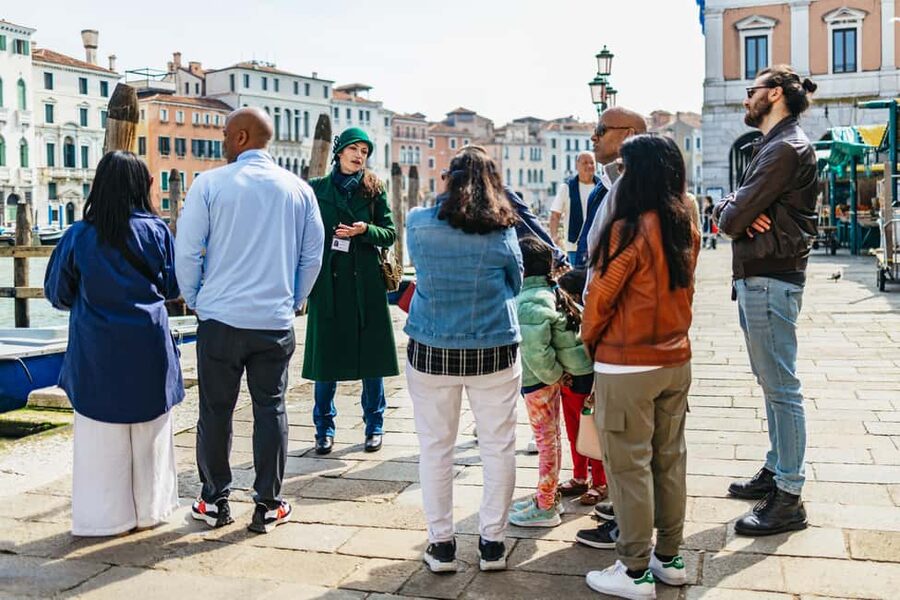 Venice: Rialto Market Food and Wine Lunchtime Tour - Local eateries, producers, and practical food advice