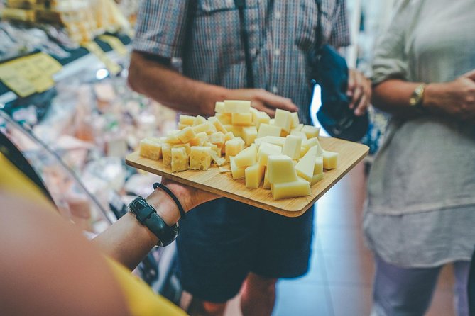 Verona All in one: Food Walking Tour, Lunch & Wine - Local wines by the Arche Scaligere