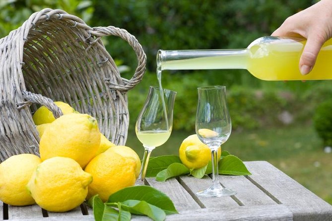 Walking Food Tour in Sorrento w/ Limoncello Factory Lemon Grove - Starting in Piazza Tasso with a hungry appetite