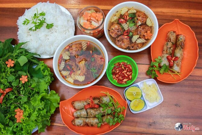 Walking Street Food Tour in Hanoi and Train Street - Why a guide matters in Hanoi’s food lanes
