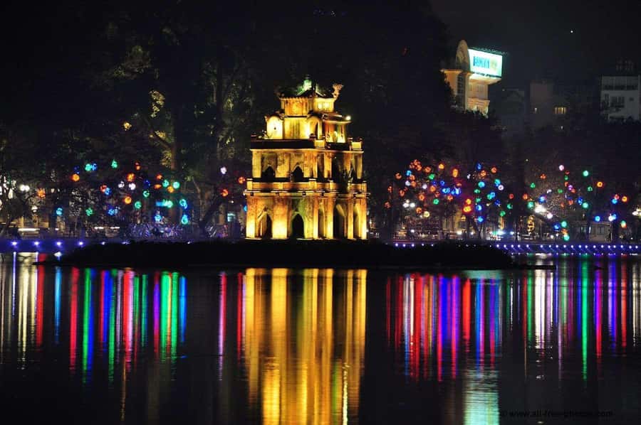 Weekend Hanoi Night Market & Street Food Tour - Hang Dao Street Night Market After Dark