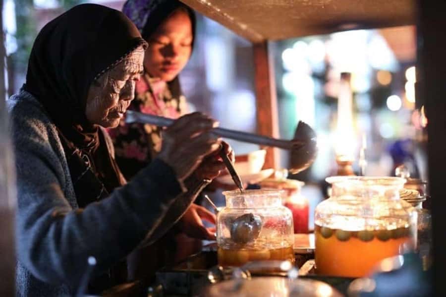 Yogyakarta: Guided City Walk and Food Tour - Coffee and a first taste at a local café