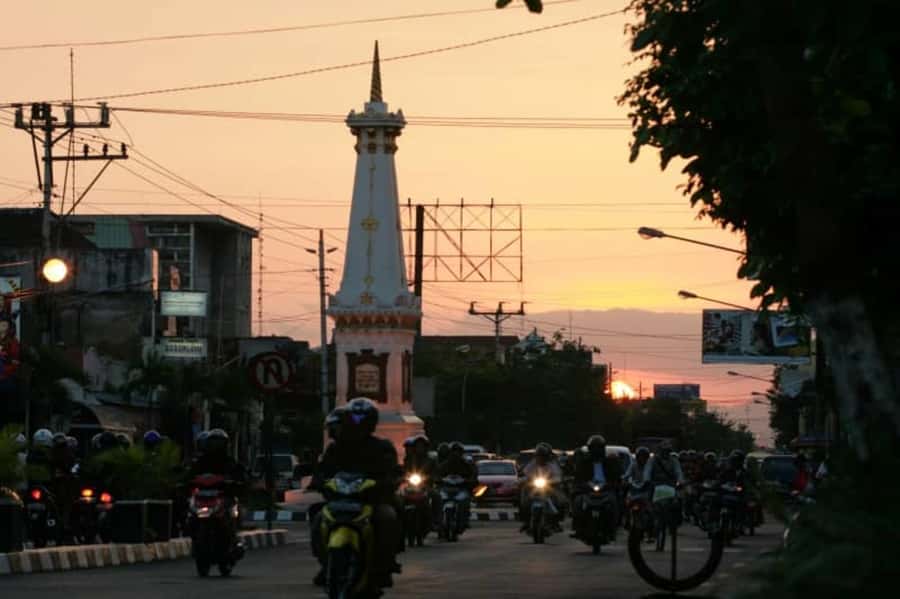 Yogyakarta: Guided City Walk and Food Tour - Short rides in a becak