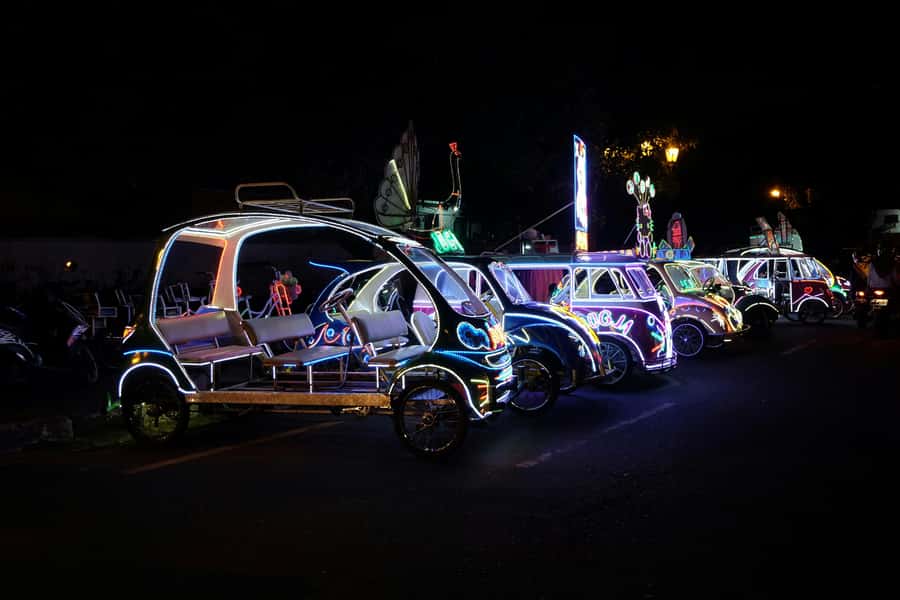 Yogyakarta: Guided City Walk and Food Tour - Street snacks and a playful finish at Alun Alun Kidul