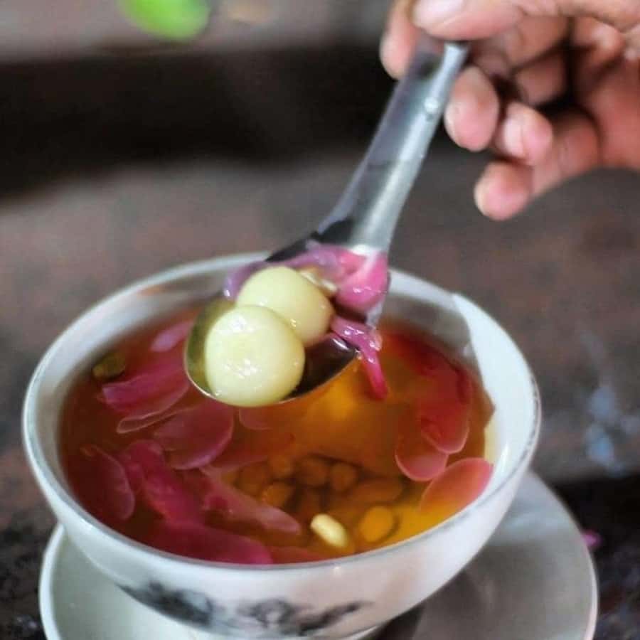 Yogyakarta: Guided City Walk and Food Tour - What the guides add to the evening