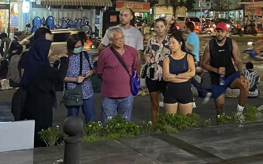 Yogyakarta: Nighttime Walk and Food Tour - Malioboro, coffee, and the first street bites